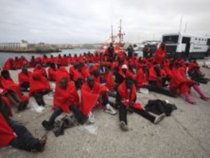 Algunos los 227 inmigrantes rescatados y trasladados al puerto de Tarifa.