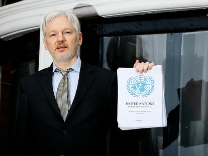 Assange, en el balcón de la Embajada de Ecuador en Londres, en febrero de 2016.