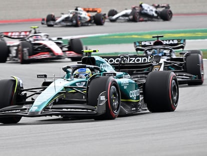 El piloto español de Aston Martin, Fernando Alonso, y el piloto británico de Mercedes, George Russell, compiten durante la carrera del Gran Premio de España de Fórmula 1 en el Circuito de Montmeló (Barcelona)