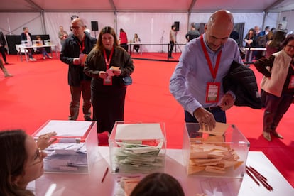 Votación en urna de los miembros de los órganos federales por parte de los 976 delegados acreditados durante el 41º Congreso Federal del PSOE reunido en Sevilla, este domingo. 