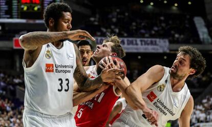 Guillem Jou pelea una pelota Llull y Thompkins