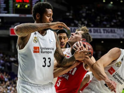 Guillem Jou pelea una pelota Llull y Thompkins