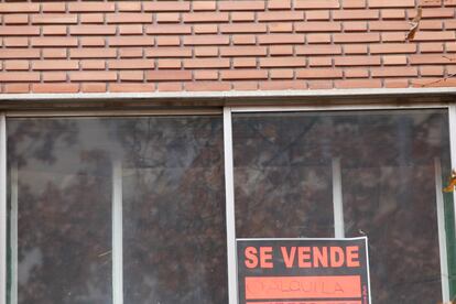 Un cartel ofrece la venta de una vivienda de segunda mano.