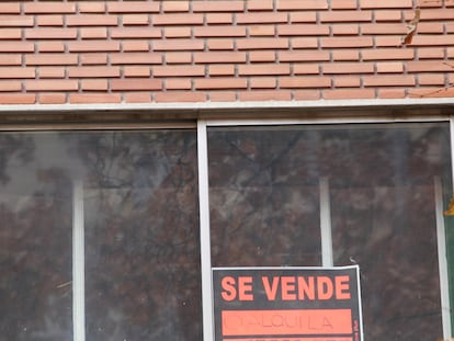 Un cartel ofrece la venta de una vivienda de segunda mano.