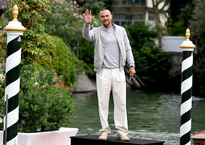 Jesse Williams, actor estadounidense, saluda a su llegada al Lido de Venecia.