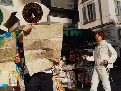 Al fondo, el artista español multidisciplinar Ignasi Monreal, que ha diseñado por primera vez unas gafas de sol para Etnia Barcelona.