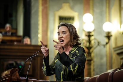 La portavoz del PP, Cuca Gamarra, gesticula durante una intervención en la tribuna del Congreso de los Diputados.