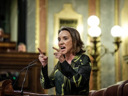 La portavoz del PP, Cuca Gamarra, gesticula durante una intervención en la tribuna del Congreso de los Diputados.