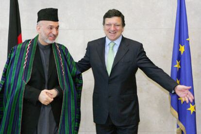 El presidente afgano, Karzai, y el presidente de la Comisión, Durão Barroso, ayer en Bruselas.