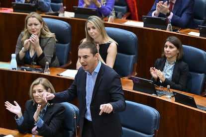 El portavoz del PSOE, Juan Lobato, junto a Marta Bernardo, en una imagen de archivo. 