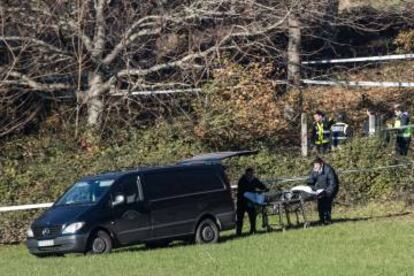 Los empleados de la funeraria retiran el cuerpo de Adrian Eugen Burlacu.