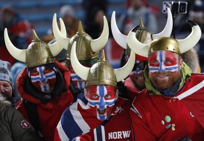 Aficionados noruegos durante la competición final de los 20km individuales de biathlon, en los Juegos Olímpicos de Invierno de Pyeongchang (Corea del Sur), el 15 de febrero de 2018. 

