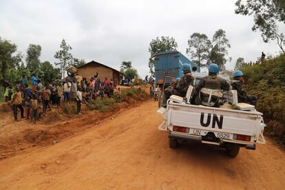 Soldados marroquíes de la ONU patrullan en Ituri, donde se han producido numerosas matanzas de civiles en los últimos meses.