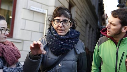 Marta Llorens surt de l'Ajuntmaent de Reus.