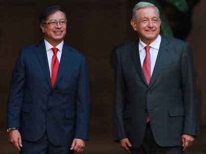 El presidente de México, Andrés Manuel López Obrador, y su homólogo colombiano, Gustavo Petro, asisten a una ceremonia oficial en la Ciudad de México, el 25 de noviembre de 2022.
