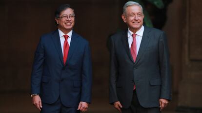 El presidente de México, Andrés Manuel López Obrador, y su homólogo colombiano, Gustavo Petro, asisten a una ceremonia oficial en la Ciudad de México, el 25 de noviembre de 2022.