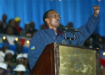 Kagame anuncia la victora ante sus seguidores.