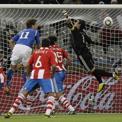 El portero paraguayo del Valladolid mide fatal la salida de un córner y le deja el balón franco a De Rossi en la línea de gol para que anote el tanto de la igualada para los italianos. El marcador no se movió y ambos equipos terminaron repartiéndose los puntos.