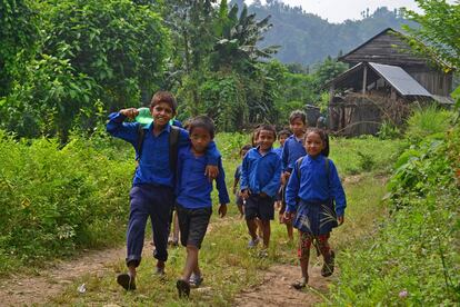 Varios niños vuelven del colegio en una zona rural al sur de Nepal. La educación es la clave para salir del círculo vicioso de la pobreza y la explotación infantil, según la OIT.