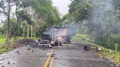 Así quedó la volqueta desde donde se lanzaron los artefactos explosivos.