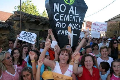 Varios vecinos de la localidad zamorana de Peque durante la manifestación que han llevado a cabo por las calles de la comarca