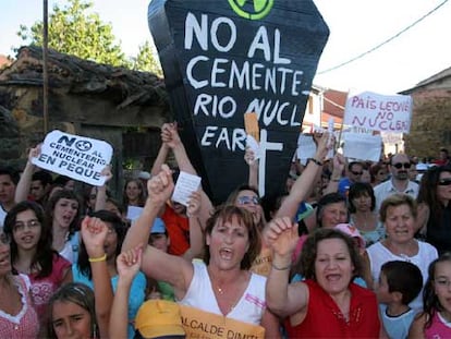 Varios vecinos de la localidad zamorana de Peque durante la manifestación que han llevado a cabo por las calles de la comarca