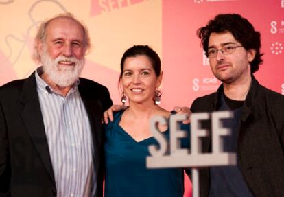 El director Alberto Morais, acompañado de la actriz Laia Marullz y del actor Carlos Álvarez-Novoa, durante la presentación de su película 'Las olas' en la sección oficial del Festival Internacional de cine Europeo de Sevilla.