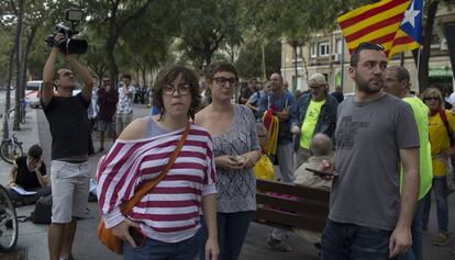 Les diputades de la CUP Eulàlia Reguant (esquerra) i Mireia Vehí, aquest dilluns a Barcelona.