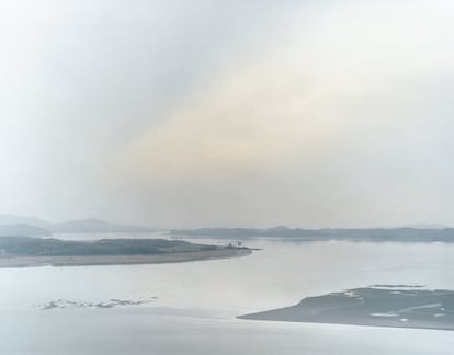 'Aldea. Vista de la línea del frente occidental entre Corea del Norte y Corea del Sur. 2006. Copia cromogénica'.