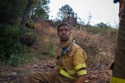 Ivn Domnguez pertenece al grupo de Agentes de Medioambiente de Castilla y Len. Su trabajo consiste en abrir camino con la excavadora para abrir cortafuegos. Aqu est el da 13 en el incendio de Las Hurdes.