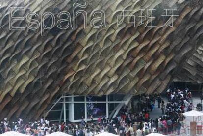 Visitantes a la entrada del pabellón español de la Expo de Shanghai