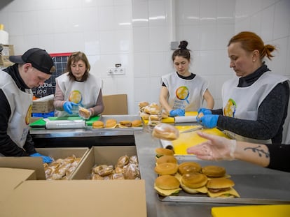 Trabajadores de la ONG World Central Kitchen en Lviv este martes preparando comida para refugiados.