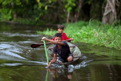 Jóvenes del pueblo brasileño de Sao Raimundo do Jaraua reman en un bote en el río Jaragua en el estado de Amazonas.