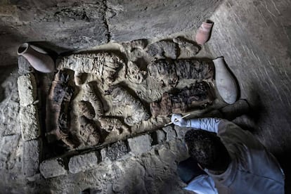 Arqueólogos egipcios limpian los gatos momificados descubiertos en la necrópolis de Sakkara.