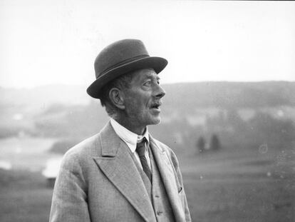 El escritor Robert Walser en la excursión al Säntis, en la sierra suiza de Alpstein, en una imagen de 1942.