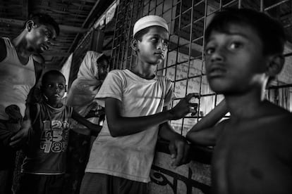 Varios niños musulmanes rohingya descansan en una escuela local que se utiliza como refugio temporal para los recién llegados, el 27 de octubre de 2017, en el campamento de Kutupalong, en Cox's Bazar, Bangladesh.

Durante una reciente visita a Myanmar, el Secretario de Estado de los EE. UU., Rex Tillerson, pidió una investigación "fidedigna" sobre las violaciones de los derechos humanos contra los rohingya, pero dijo que aconsejaría que no se apliquen sanciones totales al país.