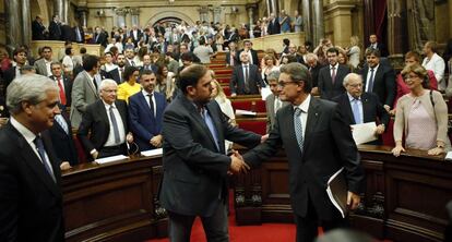 Oriol Junqueras felicita Artur Mas en el Parlament de Catalunya el setembre del 2014.