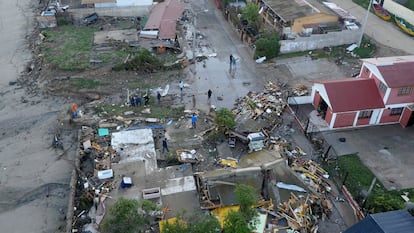 Las autoridades levantaron la alarma de tsunami establecida para toda la costa chilena tras el sismo. En la imagen, vista aérea de los daños ocasionados por el tsunami posterior al terremoto 8,4 en la escala de Richter en la localidad de Los Vilos, a unos 200 km al norte de Santiago de Chile (Chile).