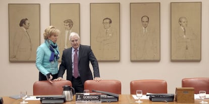 Defense committee chief José María Barreda of the PSOE and the PP's María del Carmen Álvarez-Arenas at the hearing.