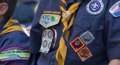 Un miembro de los Scouts de Am&eacute;rica con sus insignias.