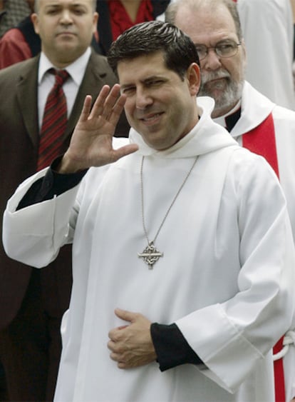 Alberto Cutié, ataviado de blanco, en su primer oficio en la Iglesia Episcopal.