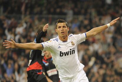 Cristiano Ronaldo celebra uno de sus goles contra el Racing.