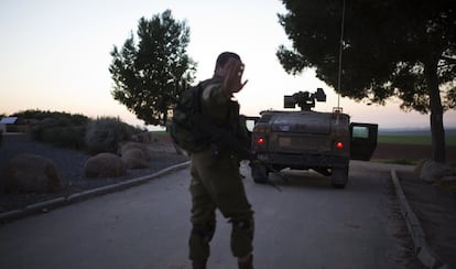 Un militar israelí, cerca del Kibbutz Mefalsim, al norte de Gaza, este 24 de diciembre