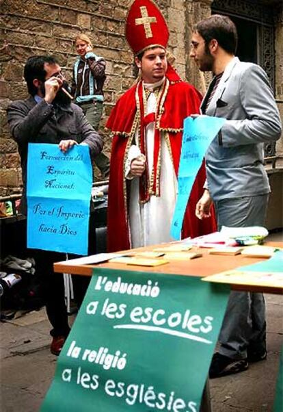 Jóvenes de EUiA, uno disfrazado de Rajoy y otro de obispo.