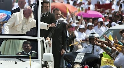 El Papa saluda a la multitud en Ecatepec.