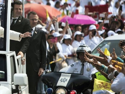 El Papa saluda a la multitud en Ecatepec.