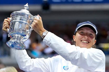 Swiatek luce el trofeo de campeona en la Arthur Ashe de Nueva York.