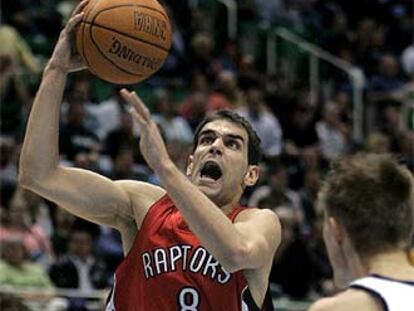 Calderón entra a canasta ante el jugador de los Jazz Andrei Kirilenko.
