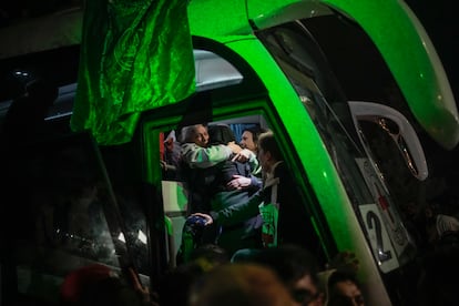 Una prisionera palestina abraza a un familiar en el interior de un autobús tras su liberación.