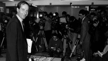 Enrique Curiel en 1990, el d&iacute;a de su ingreso en el PSOE.